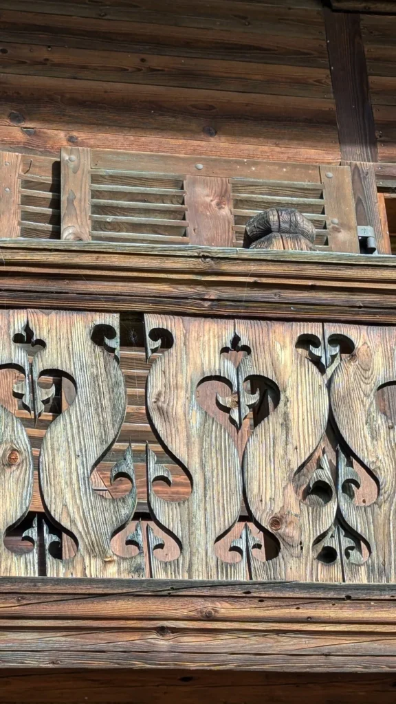 Emmentaler Schnitzkunst Bauernhaus